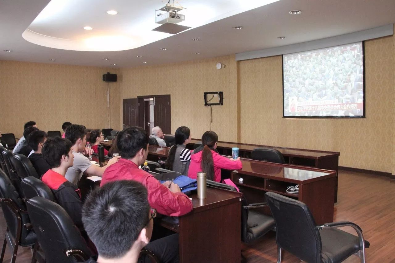 在1111会议室,公司师生集中收看十九大开幕会