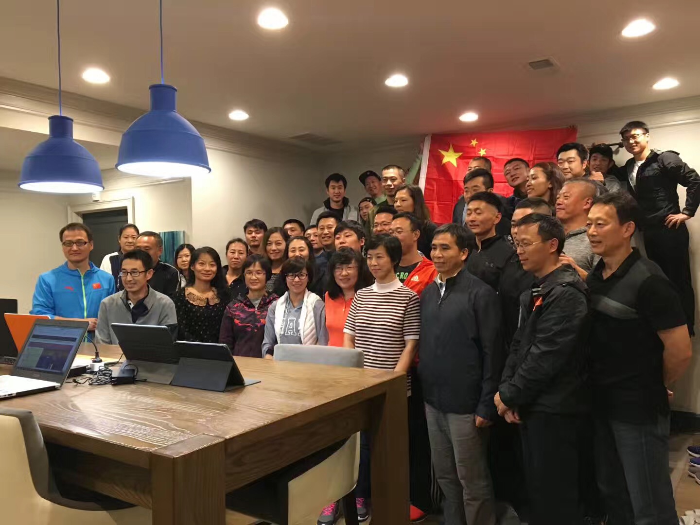 在美国亚特兰大,公司访学师生集中收看十九大开幕会